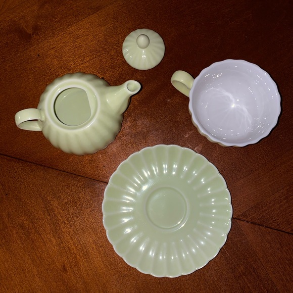 TEA CUP SET - SOLD TOGETHER - Picture 4 of 5